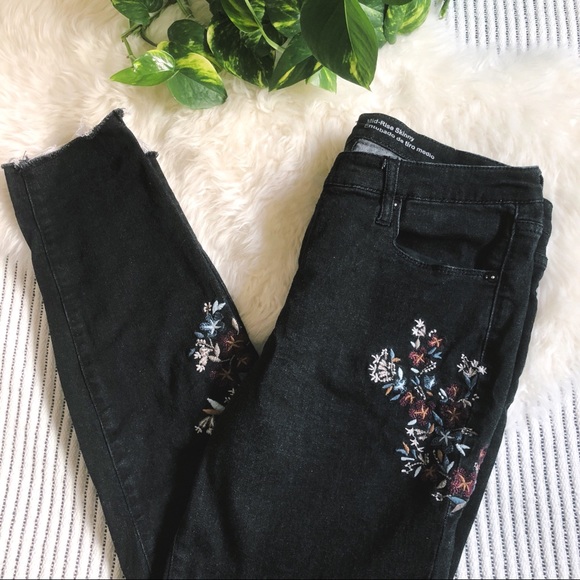 Mossimo Mid-Rise Floral Embroidered Skinny Jeans SHORT Black NEW
